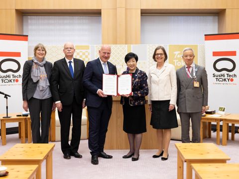 Wegner, Gouverneurin Yuriko Koike und Delegation mit Kommuniqué