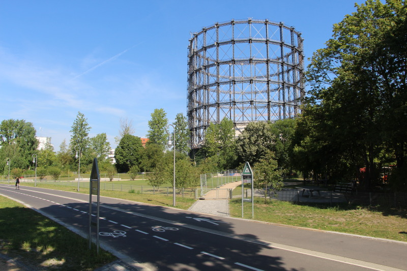 Schöneberger Gasometer mit Grünanlage