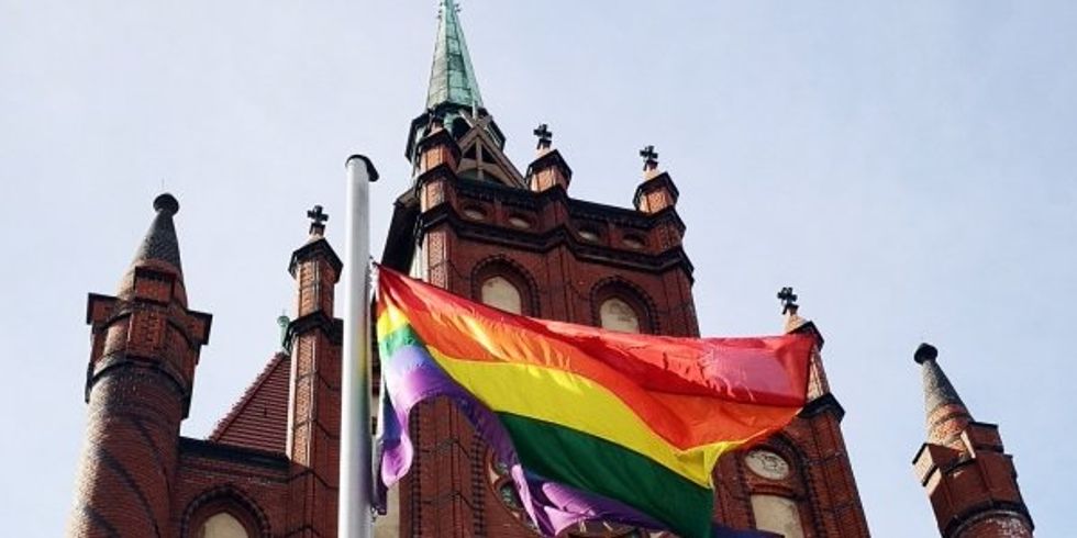 Lichtenberger Rathaus mit Regenbogenflagge