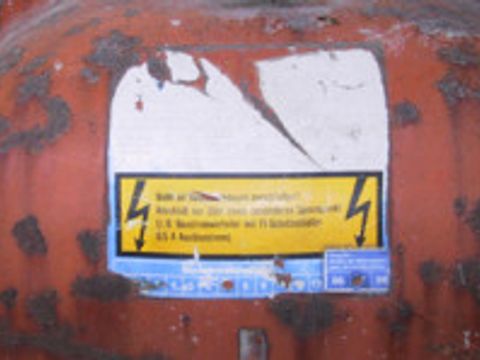 Bild zeigt ein Warnschild auf einem Betonmischer