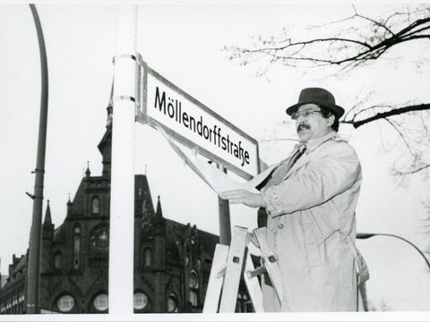 Enthüllung des Straßenschildes für die Möllendorfstraße durch Lichtenberger Bürgermeister, Christian Kind (SPD), im Januar 1992.