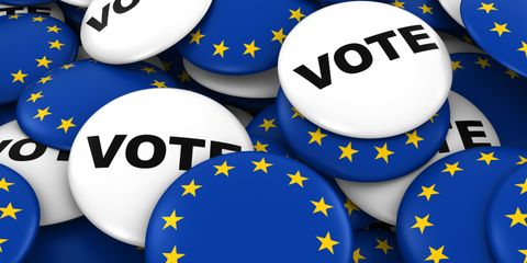 Ansteck-Buttons mit EU-Fahne und der Aufschrift: vote