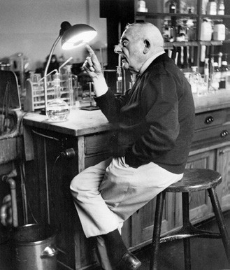 Otto Heinrich Warburg in seinem Labor im Max-Planck-Institut für Zellphysiologie, 1950er Jahre