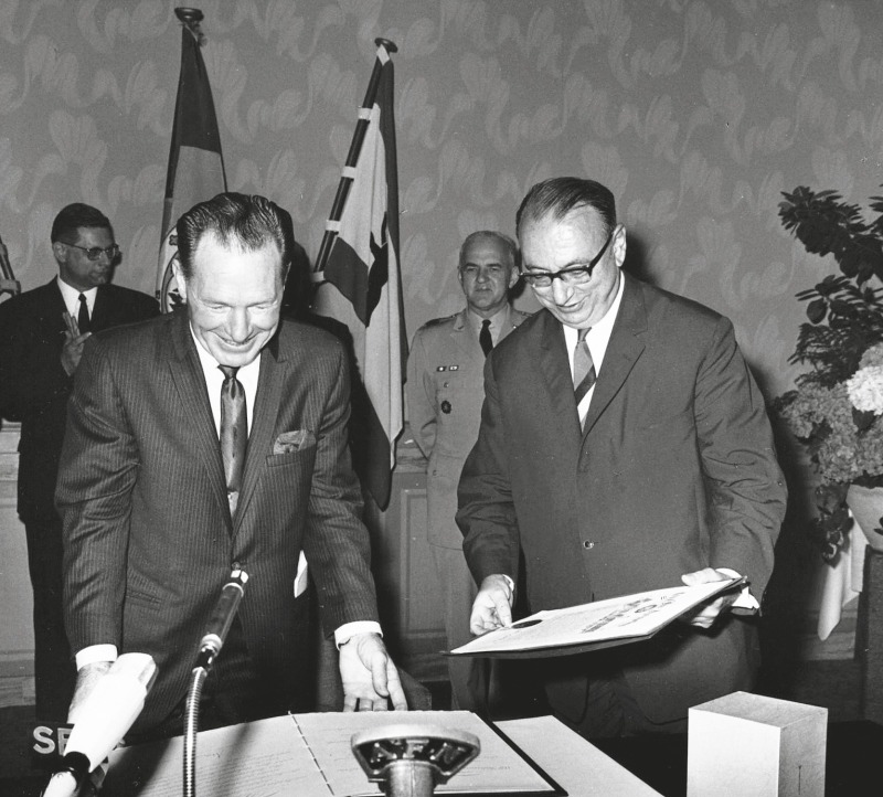 Die Bürgermeister Sam Yorty (links) und Heinrich Albertz besiegeln 1967 die Städtepartnerschaft im Rathaus Schöneberg 1