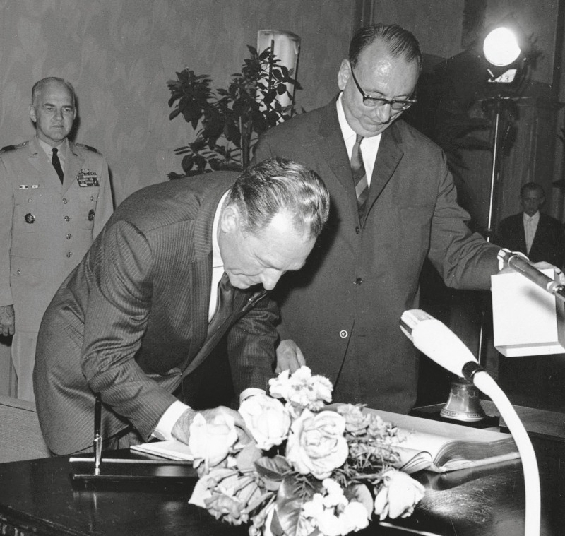 Die Bürgermeister Sam Yorty (links) und Heinrich Albertz besiegeln 1967 die Städtepartnerschaft im Rathaus Schöneberg 2