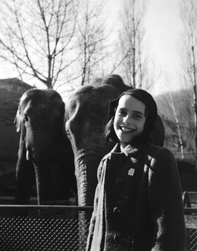 Anja Steckel im Zoo von Zürich, 1943