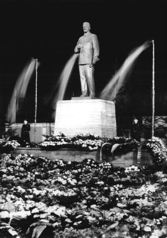 März 1953, nach Bekanntwerden vom Tode Stalins am 6.3.1953, Nachtaufnahme