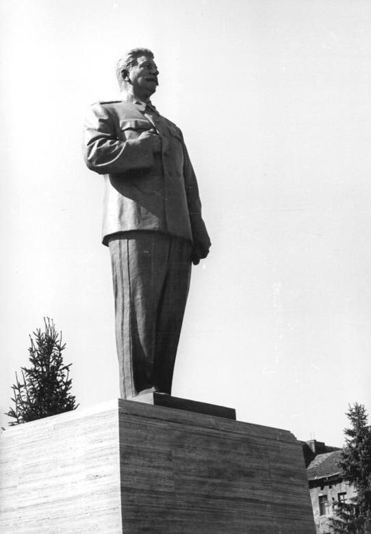 Stalin-Denkmal in Ost-Berlin (Aufnahme vom 29. August 1951)