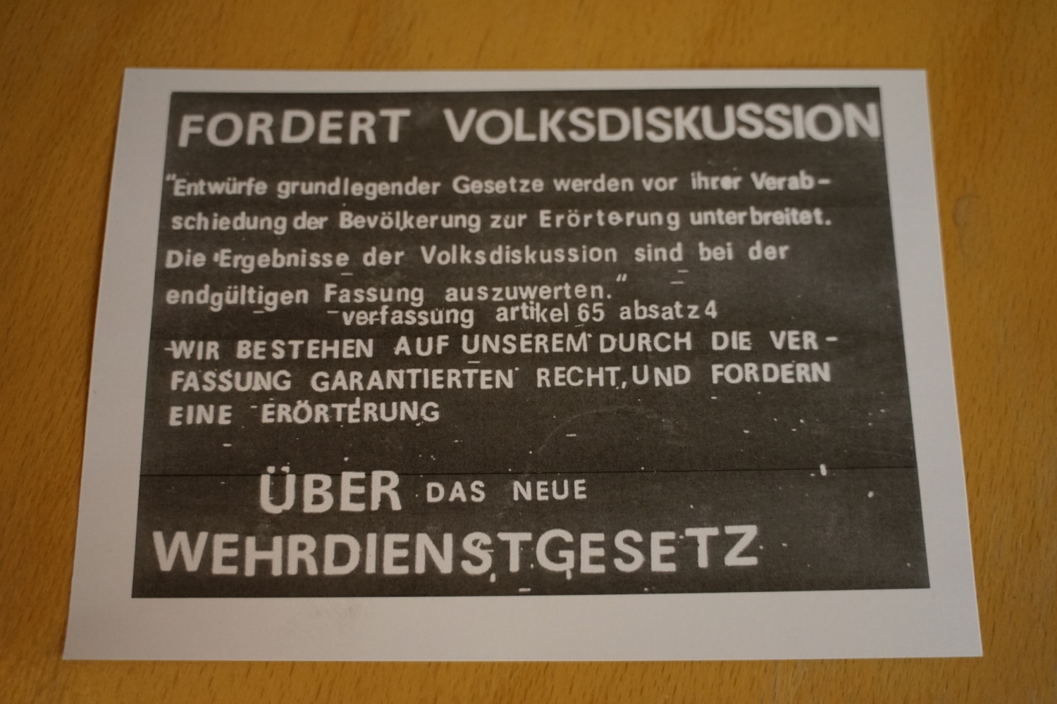 Flugblatt der DDR-Opposition in Ost-Berlin mit der Forderungen einer öffentlichen Erörterung des neuen Wehrdienstgesetzes von 1982