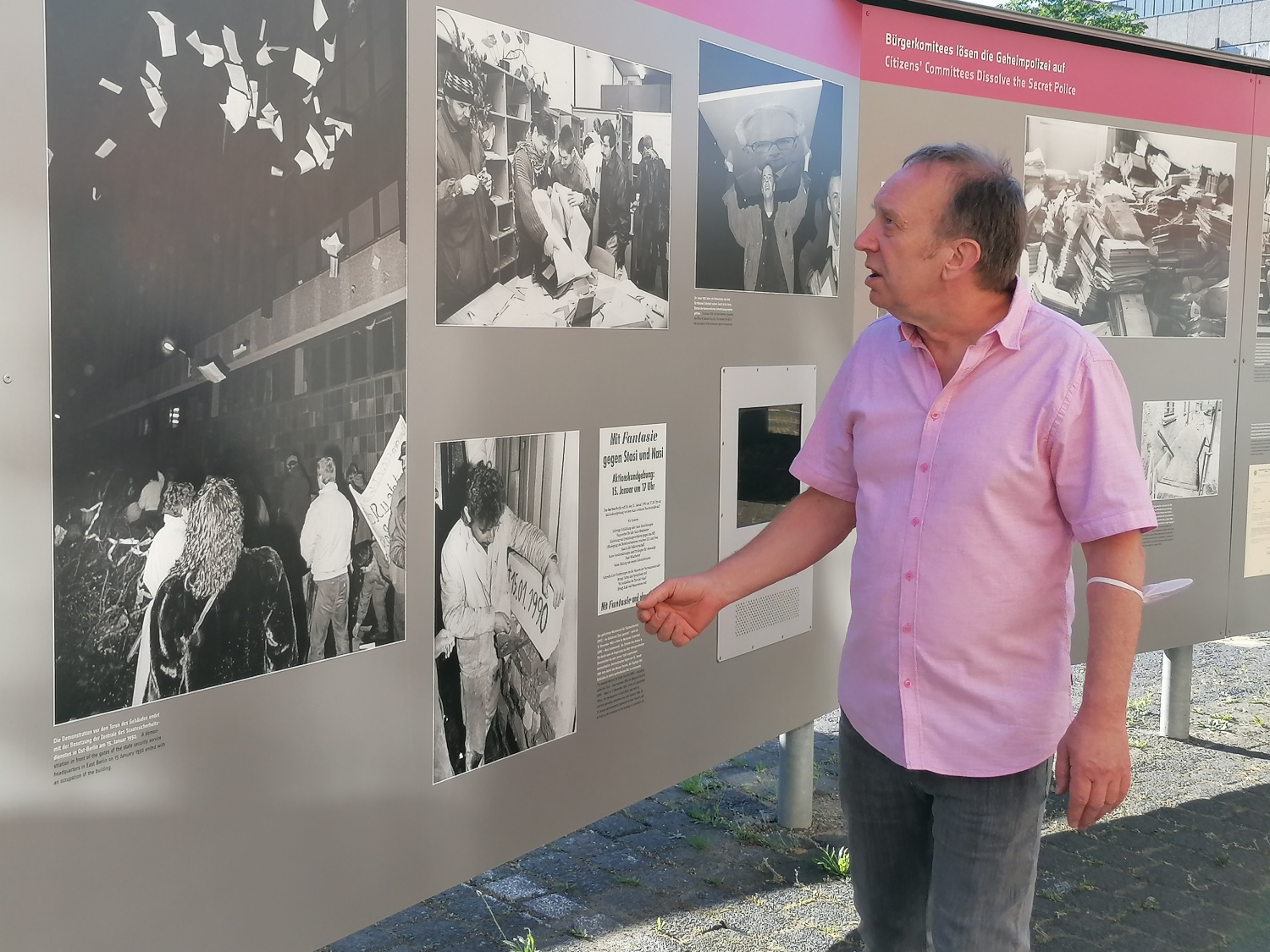 BAB Tom Sello zeigt die Open-Air-Ausstellung auf dem Campus für Demokratie