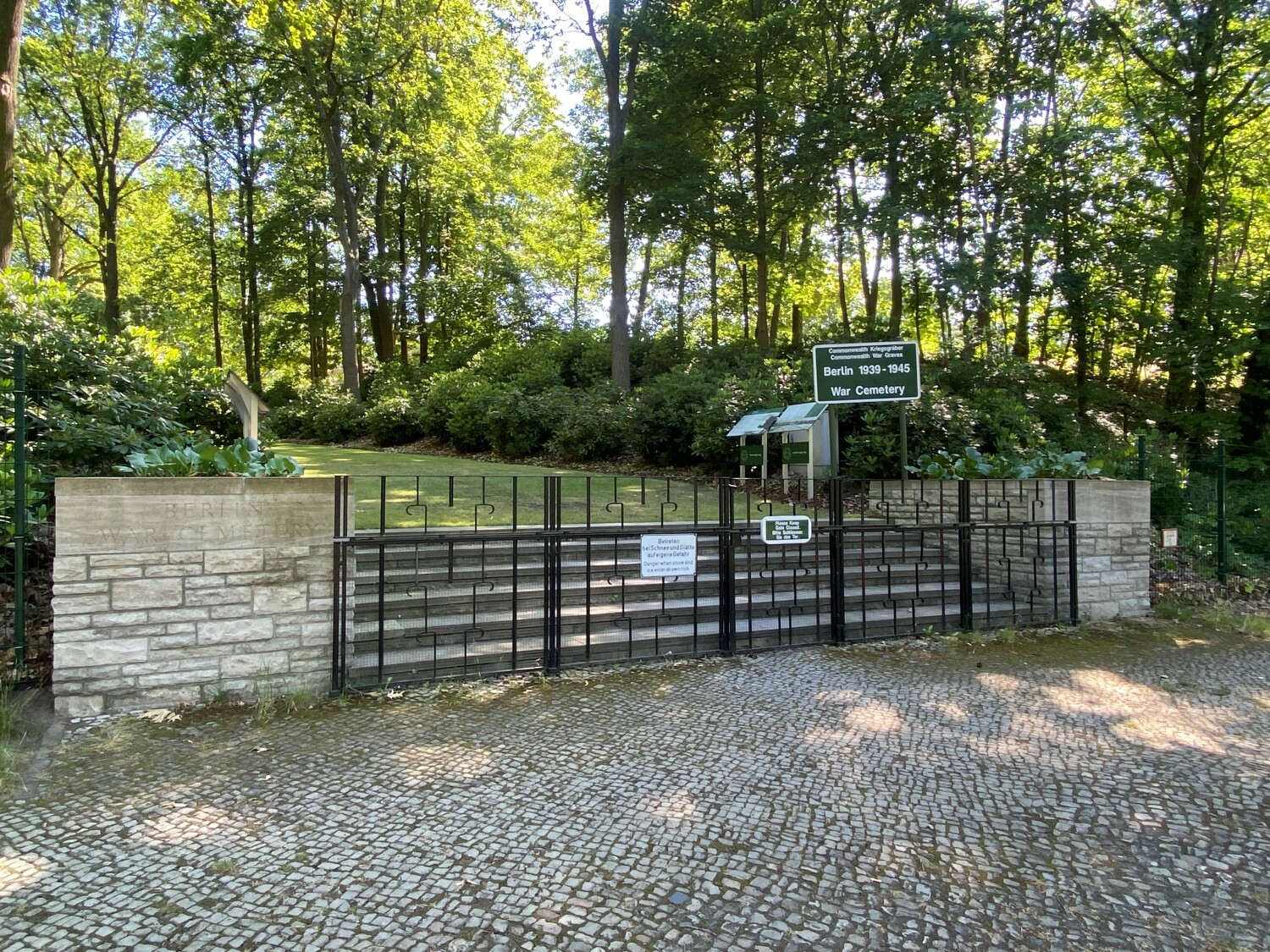Britischer Soldatenfriedhof,Eingang an der Heerstraße.