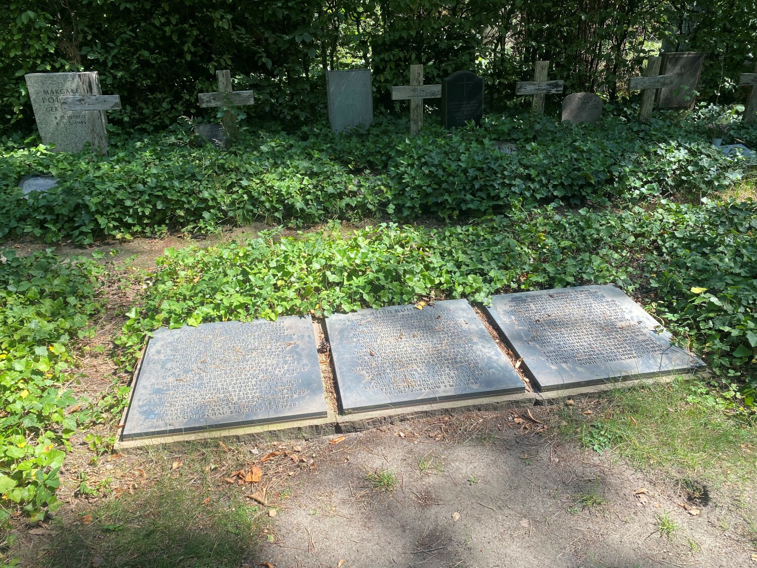 Grabplatten erinnnern an Opfer des Weltkriegs.