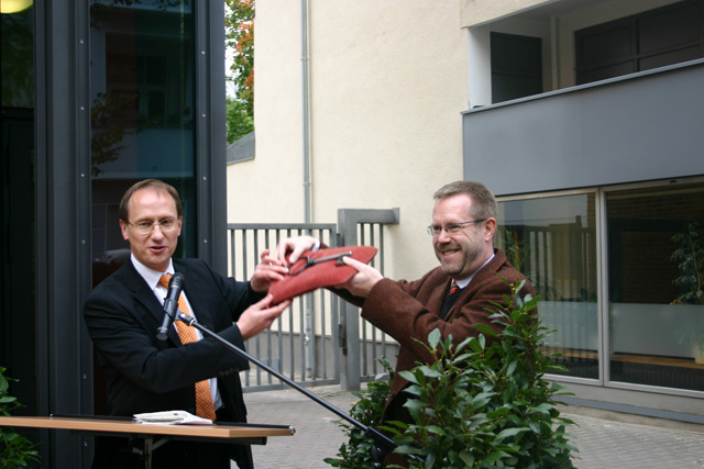 Schlüsselübergabe am 08.10.2008 Baustadtrat Klaus-Dieter Gröhler (links) übergibt Schulstadtrat Reinhard Naumann den Schlüssel