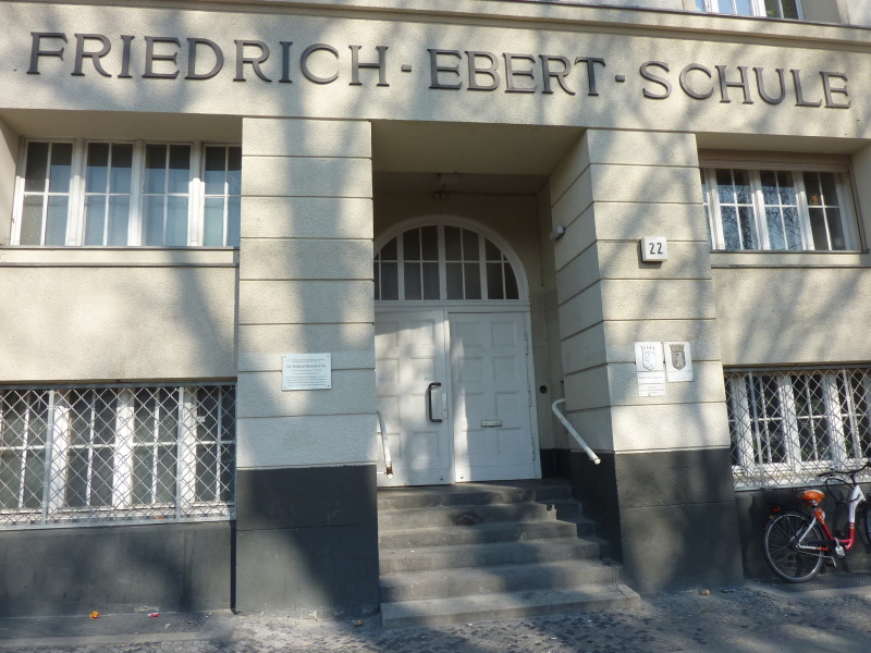 Eingang zum Friedrich-Ebert-Gymnasium und zur Peter-A.-Silbermann-Schule