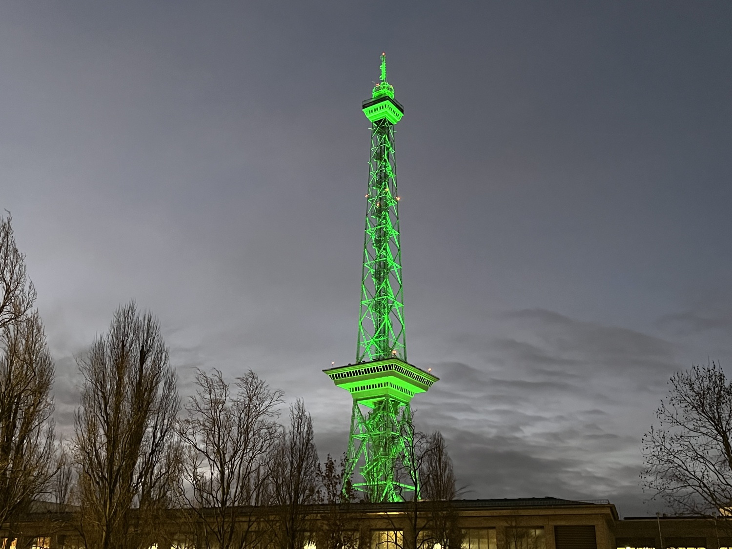 Funkturm zur Grünen Woche in der Farbe grün