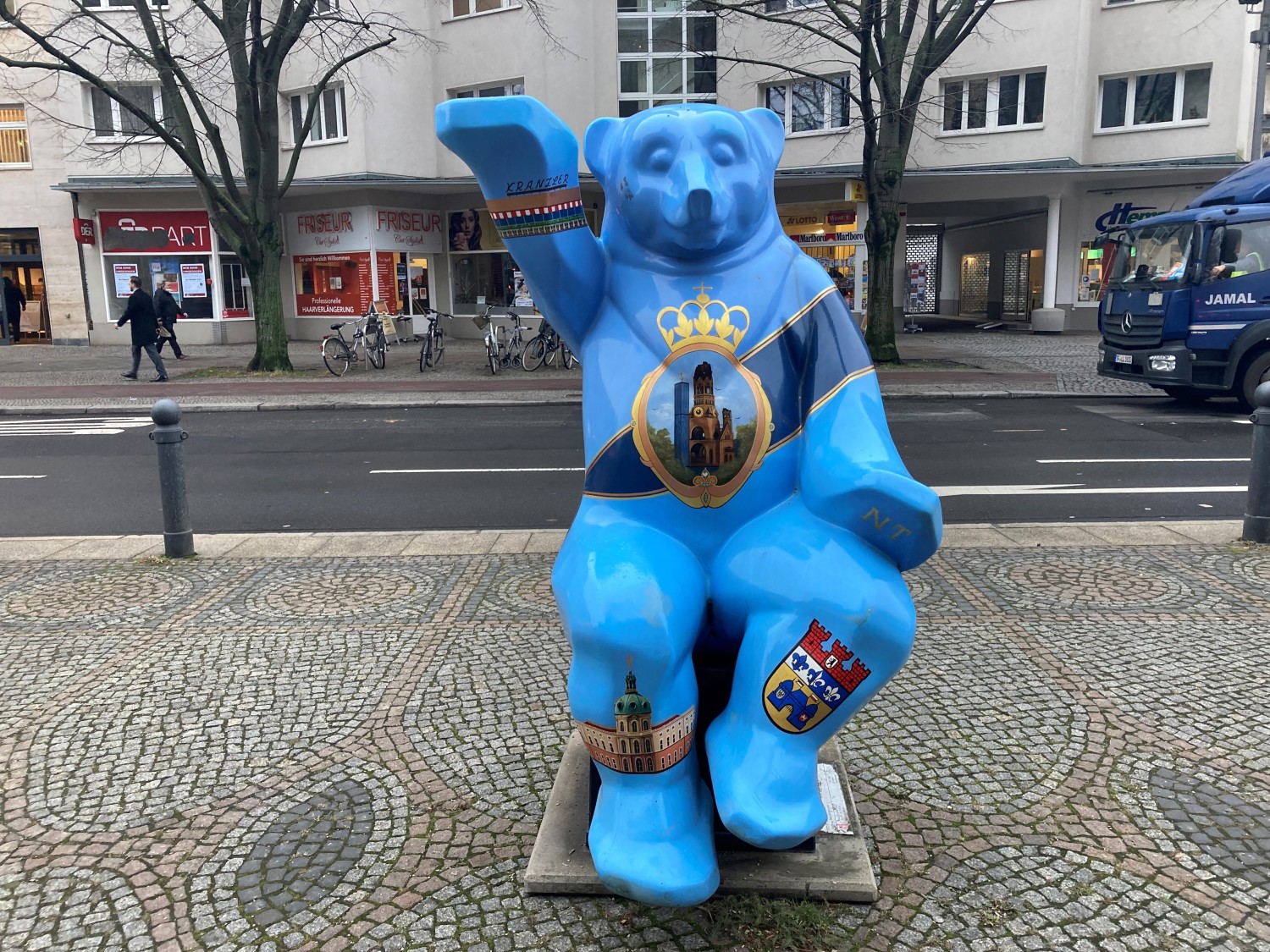 Jubiläums-Buddy Bär vor dem Rathaus Charlottenburg 2021
