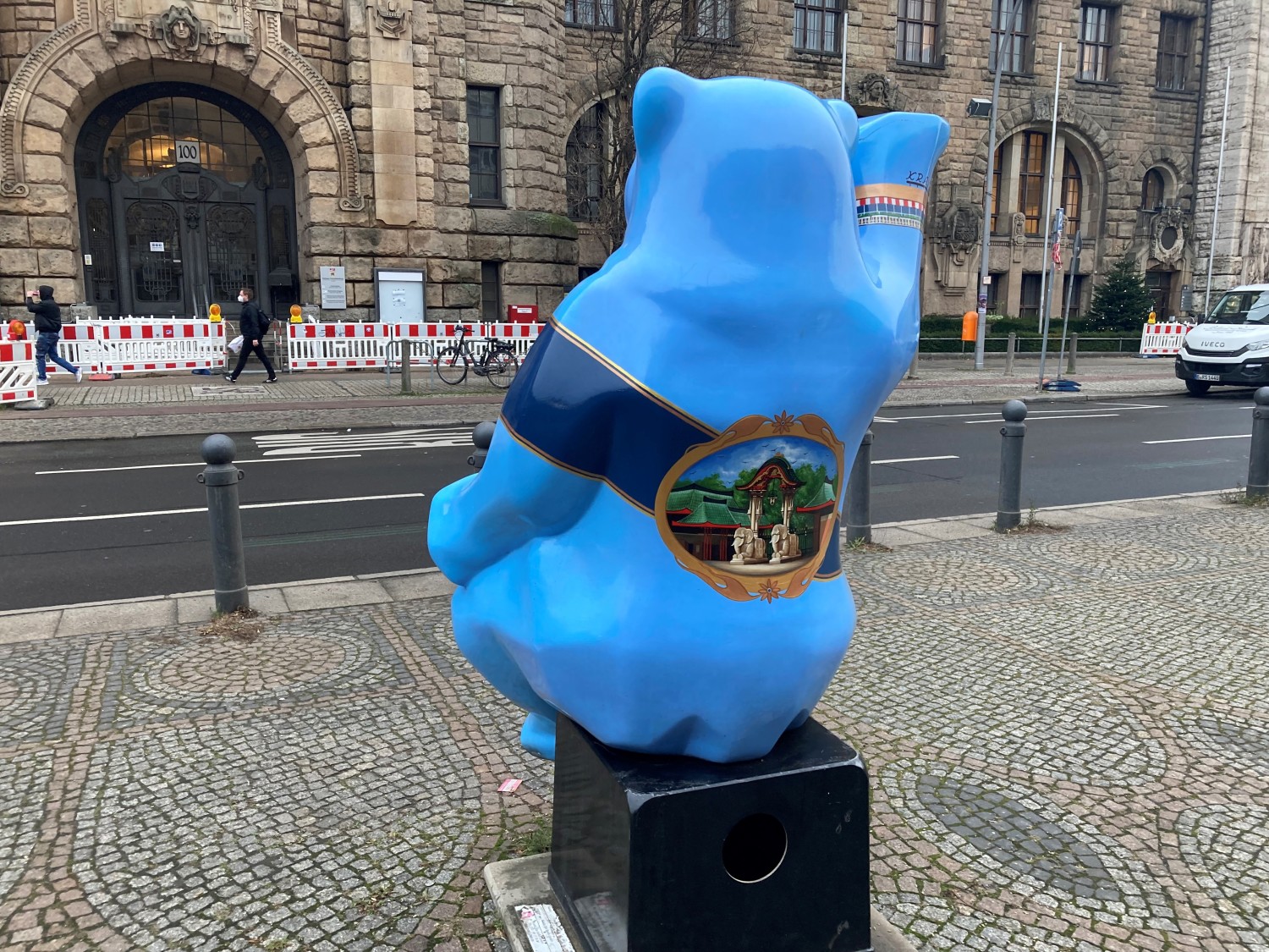 Jubiläums-Buddy Bär vor dem Rathaus Charlottenburg 2021