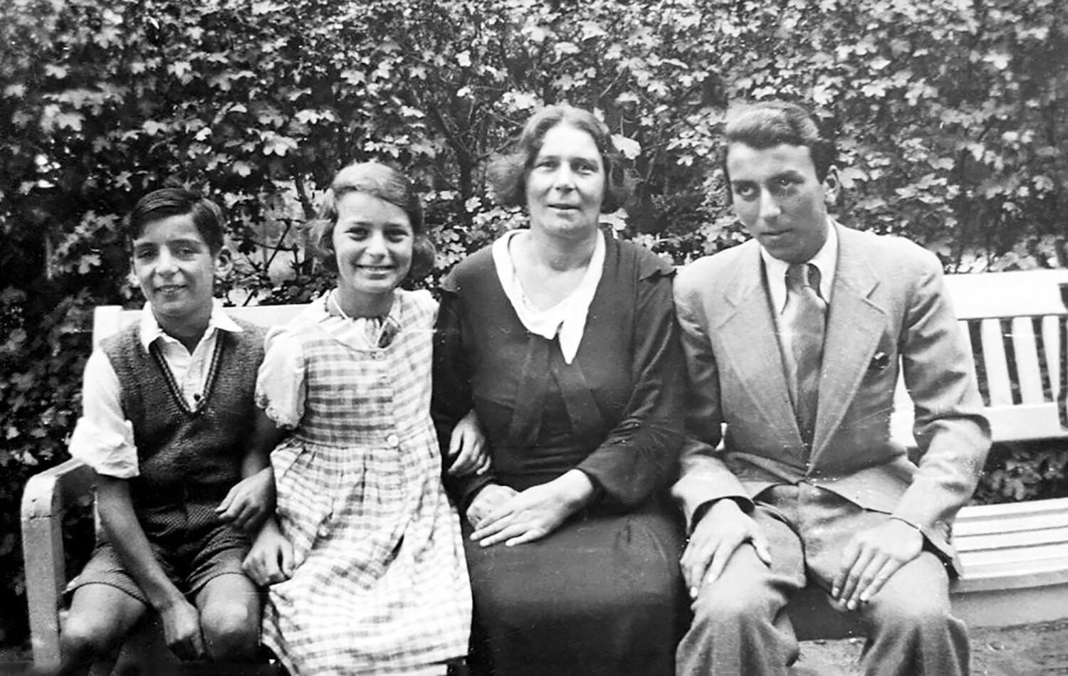 Helmut, Gisela, eine von Saras Schwestern und Heinz-Günther in Berlin 1938