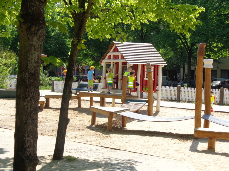 Spielplatz Klausenerplatz (Umbau 2015) mit dem Thema "Findus und Pettersson"