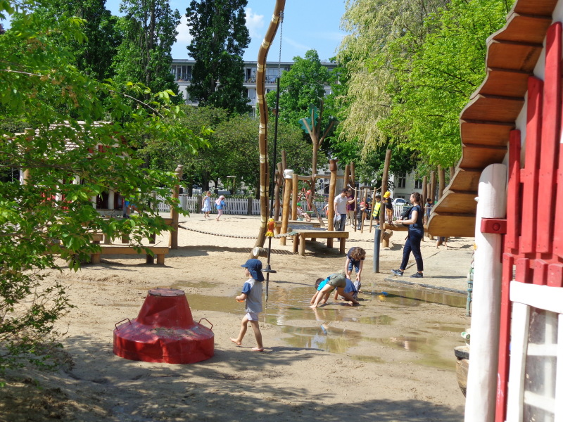 Spielplatz Klausenerplatz (Umbau 2015) mit dem Thema "Findus und Pettersson"