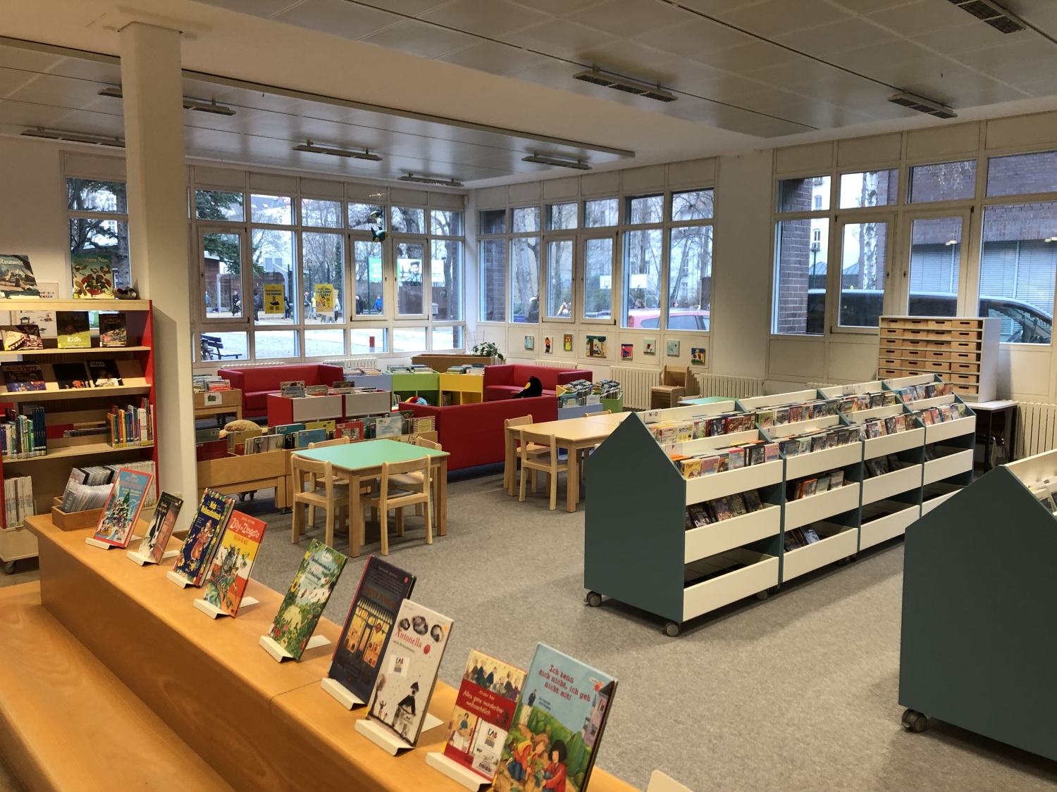 Medientröge, Tische und Stühle für Kinder in einer Bibliothek