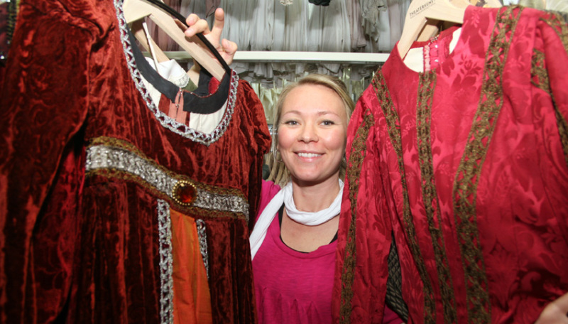 Theaterkunst Kostümausstattung Mitarbeiterin Steffi Friedrich zwischen edlen historischen Kostümen.
