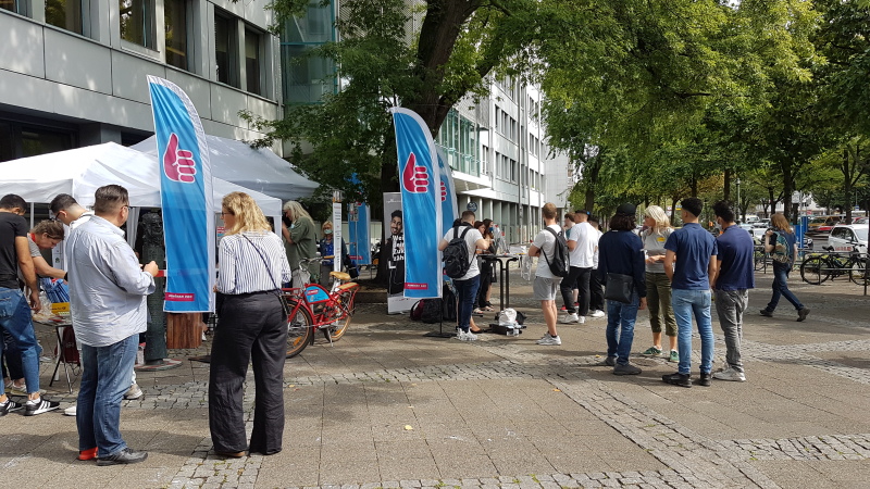 Infostände, Beratungsangebote und viele Informationen bei der Aktion zur Ausbildungsvermittlung vorm Rathaus Kreuzberg