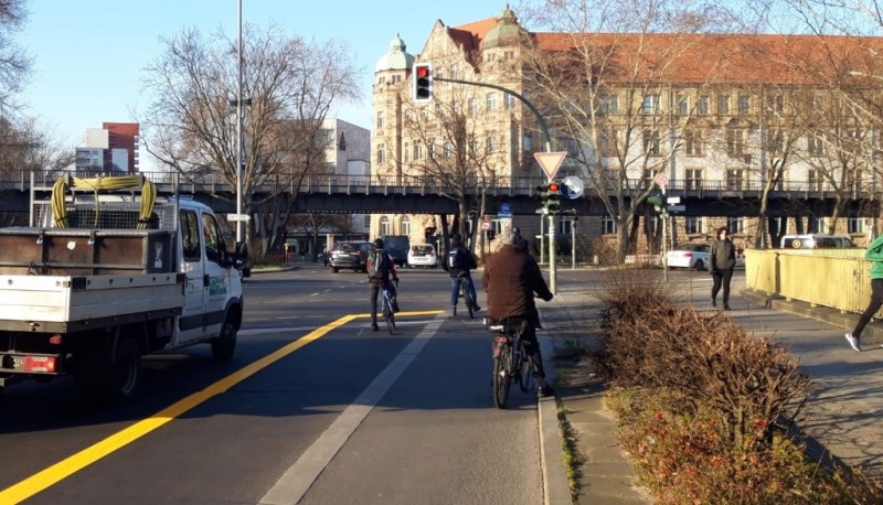Eine verbreiterte Aufstellfläche für Fahrradfahrende auf der Zossener Straße vor Kreuzung Zossener Straße/ Gitschiener Straße