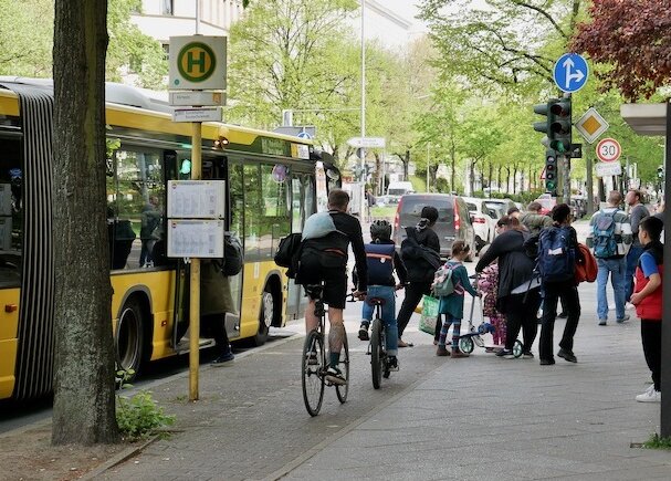 Urbanstraße - Bushaltestelle mit Fahrradverkehr, 04.05.2023