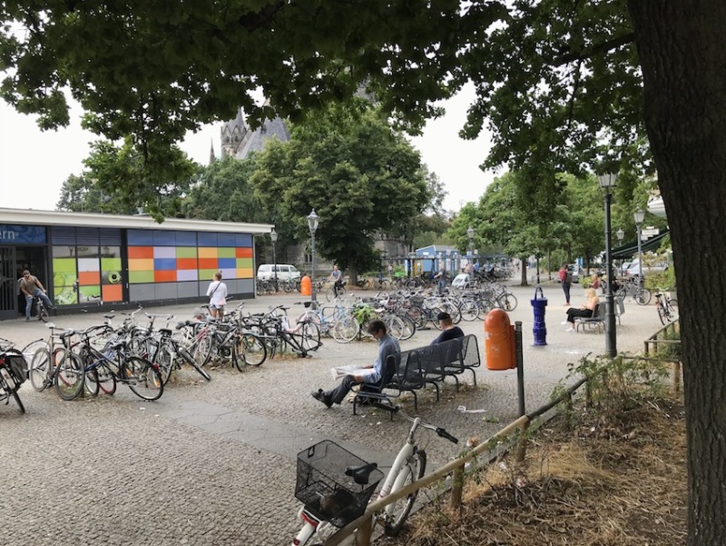 Südstern, September 2020 - hoher Bedarf an Fahrradstellplätzen, unübersichtliche Wege