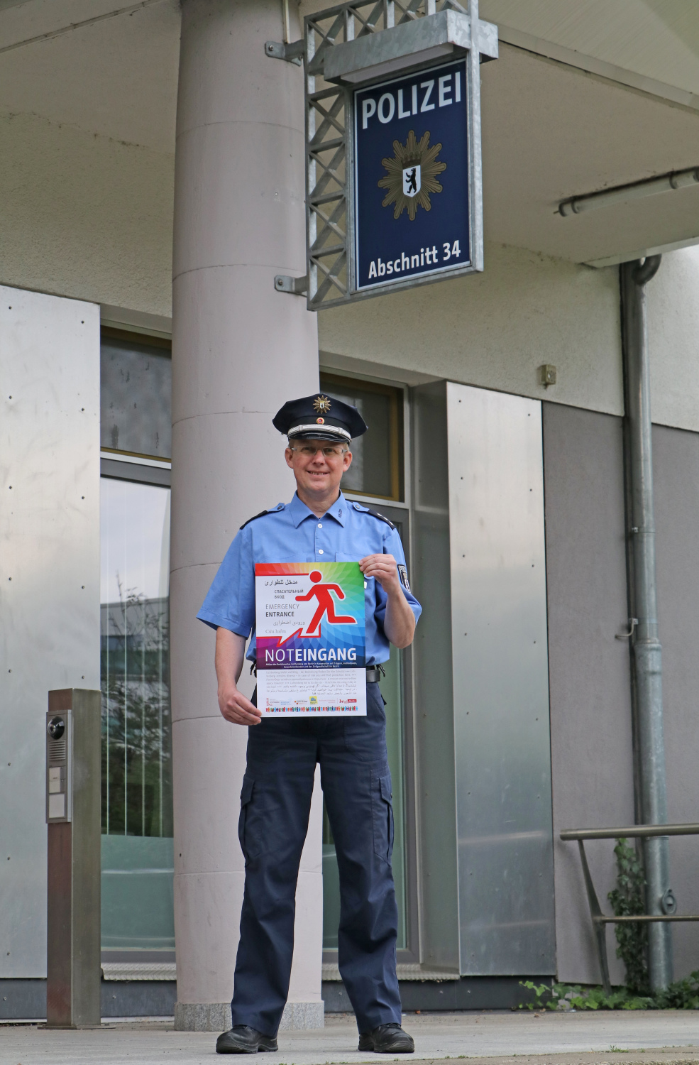 Polizist mit Noteingang Plakat