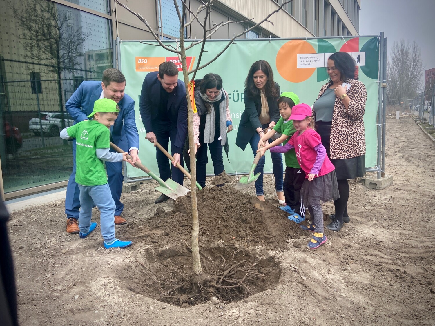 Baumpflanzung bei der Schuleröffnung Schleizer Straße