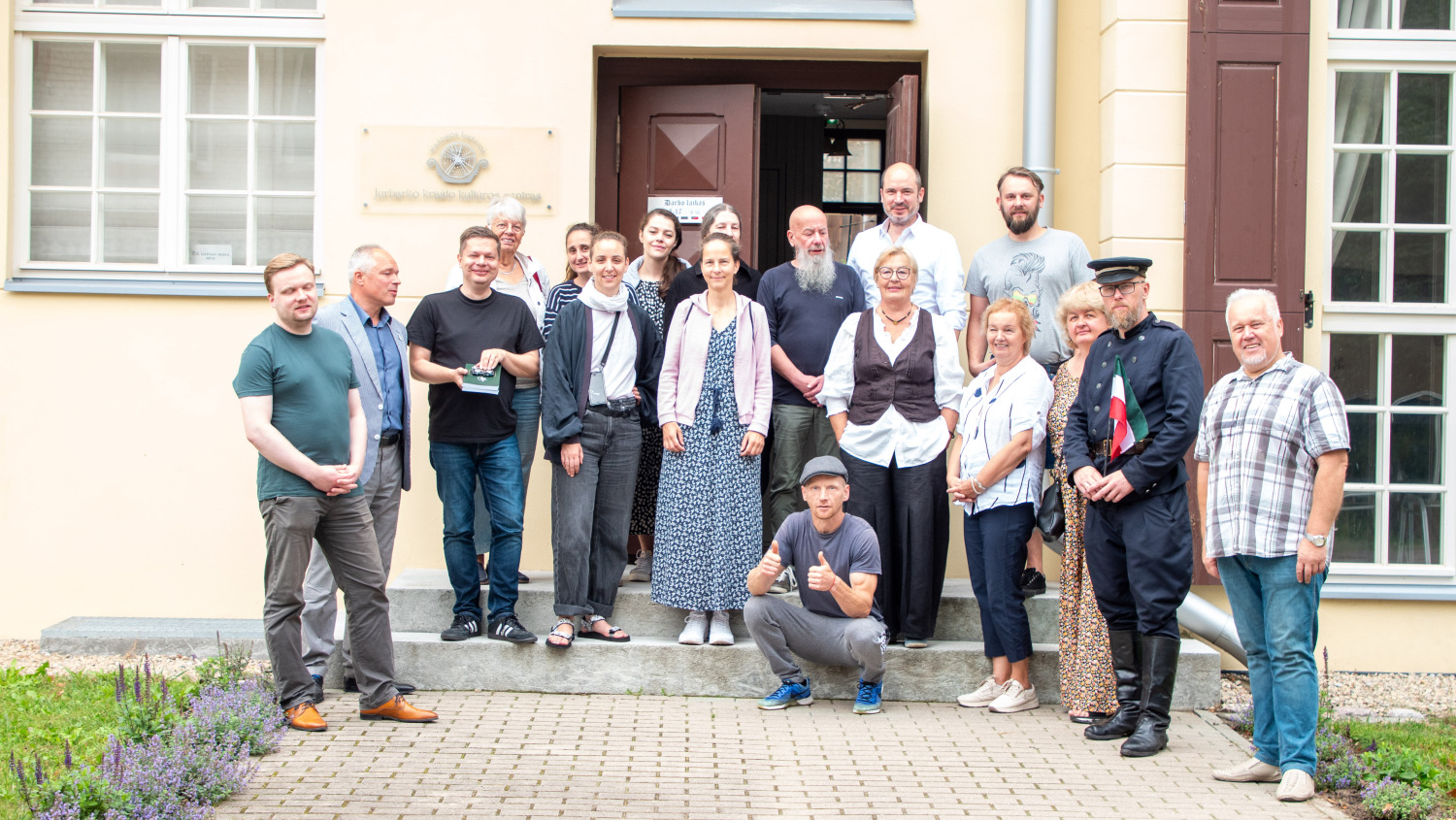 Gruppenbild der Lichtenberg-Delegation und Repräsentanten der Stadt Jurbarkas bei einem Ausflug in die Umgebung.