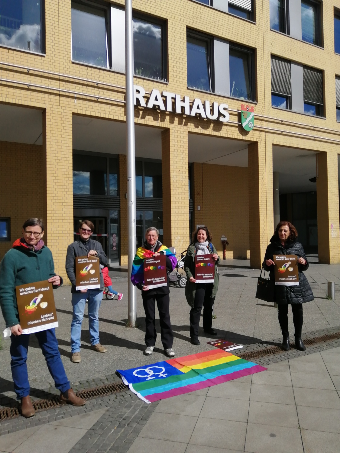 Vertreterinnen von Lesben leben Familie e.V. und vom FrauenNetz Marzahn-Hellersdorf vor dem Rathaus Marzahn
