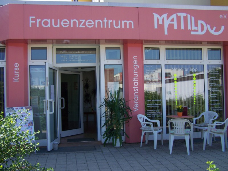 Die rote Hausfront des Frauenzentrums Matilde in der Stollberger Straße 55