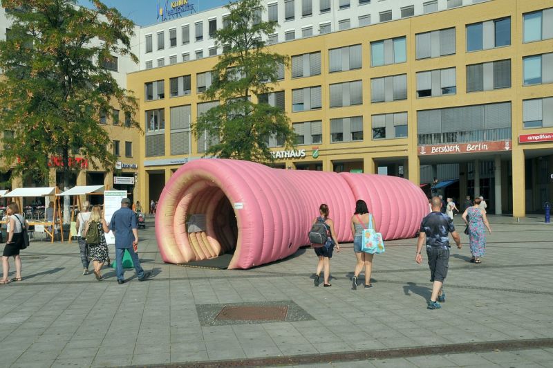 "20 Meter Vorsprung - Berlin gegen Darmkrebs" vor dem Rathaus Marzahn-Hellersdorf - Das Darm-Modell auf dem Alice-Salomon-Platz
