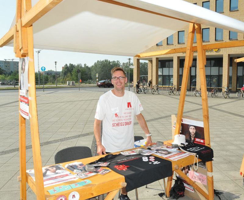 "20 Meter Vorsprung - Berlin gegen Darmkrebs" vor dem Rathaus Marzahn-Hellersdorf - Stand des Vereins Rote Hose Darmkrebsvorsorge