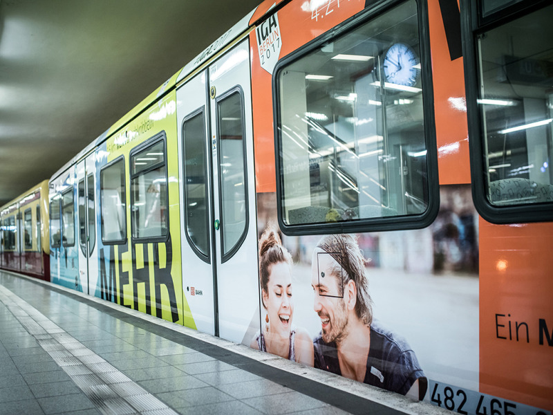 Heute wurde ein farbenfroher IGA-Zug auf die Reise geschickt: Die S-Bahn Berlin setzt in den kommenden zwei Jahren auf den Ringbahnlinien S41/S42 einen Viertelzug ein, der auf die Internationale Gartenausstellung 2017 neugierig machen soll. Auf 35 Metern Länge sind Bilder und Höhepunkte der IGA zu sehen, die 2017 erstmals in Berlin stattfindet.