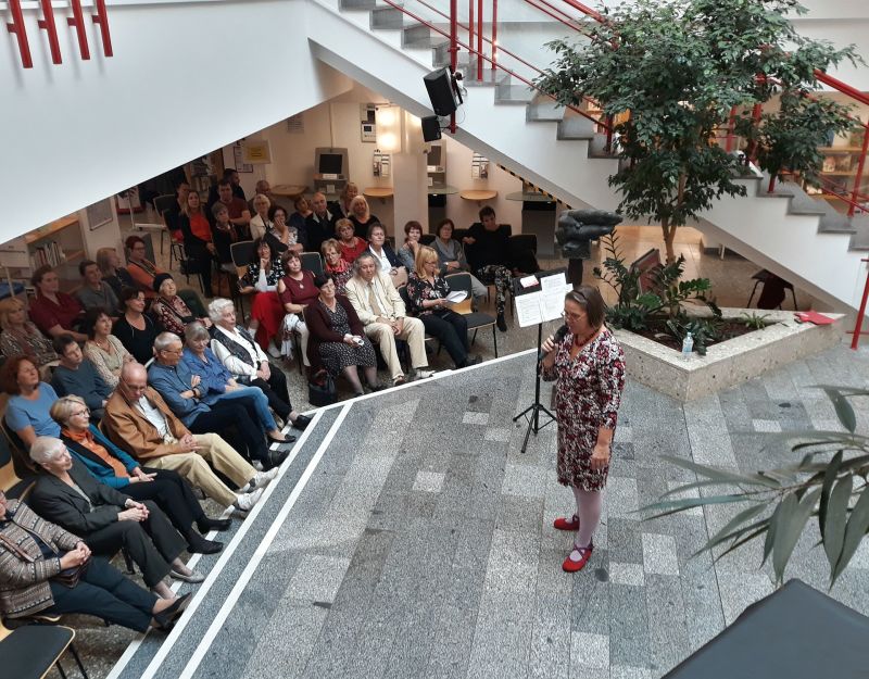 40 Jahre Stadtbibliothek - Leiterin der Zentralbibliothek "Mark Twain" Benita Hanke bei ihrer Rede im Atrium