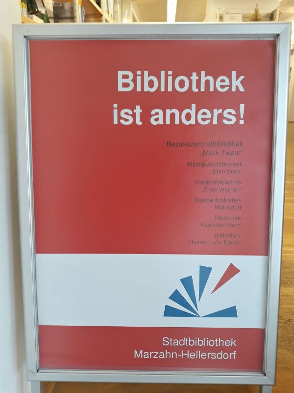 40 Jahre Stadtbibliothek - Schild "Bibliothek ist anders!"
