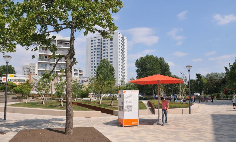 Aktives Zentrum Marzahner Promenade - Neu angelegter Platz vor dem Mosaik "Frieden"