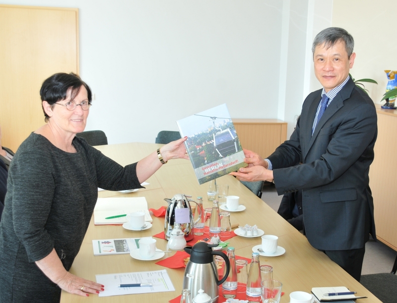  - Bezirksbürgermeisterin Dagmar Pohle überreicht Botschafter Nguyen Minh Vu einen Bildband über Marzahn-Hellersdorf