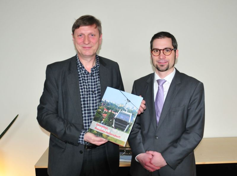 Dr. Oleg Peters und Johannes Martin stellen das Imagebuch "Gestatten, Berlin Marzahn-Hellersdorf" vor