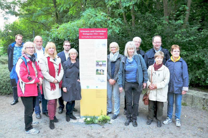 Einweihung der Gedenkstele Wuhlgarten - Gruppenbild der anwesenden Beteiligten