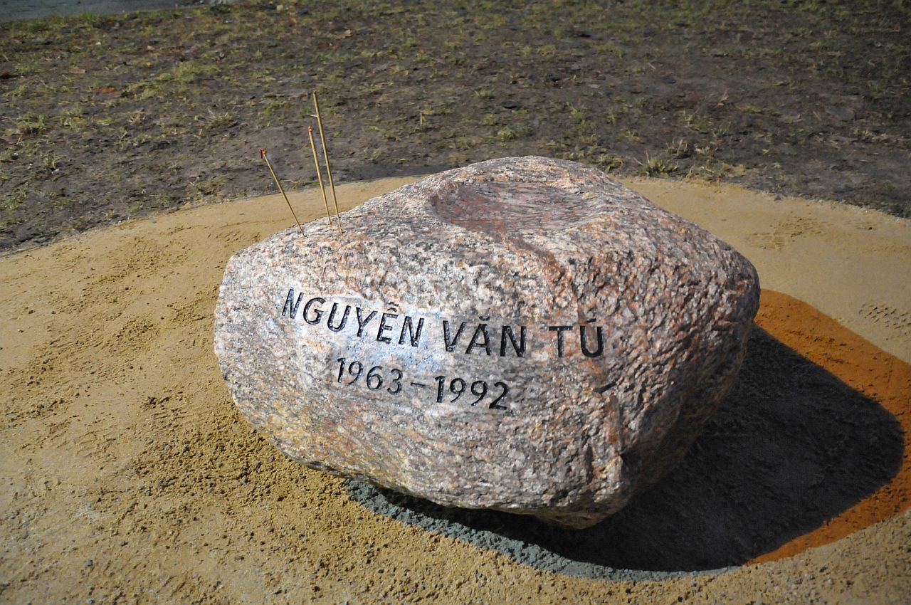 Einweihung des Denkzeichen für Nguyễn Văn Tú - Stein mit Namen und Daten