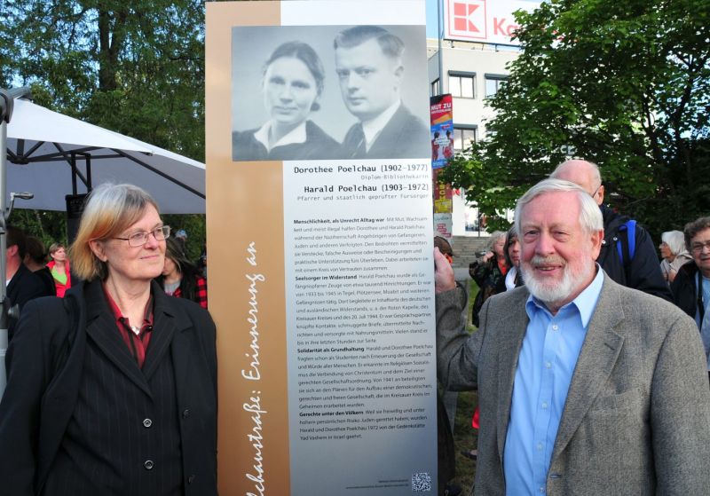 Enthüllung der Gedenkstele für Dorothee und Harald Poelchau - Stele mit Tochter und Sohn der Familie Poelchau