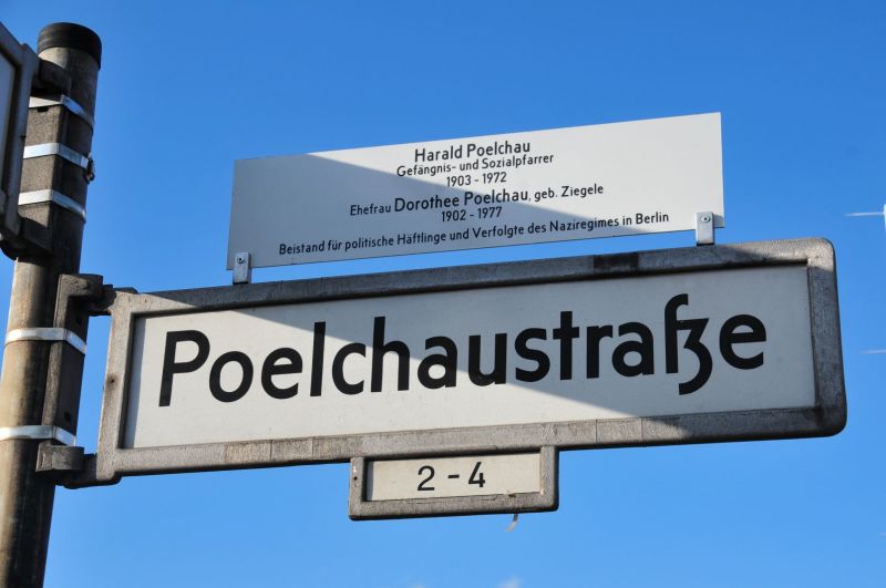 Enthüllung der Gedenkstele für Dorothee und Harald Poelchau - Schild Poelchau-Straße