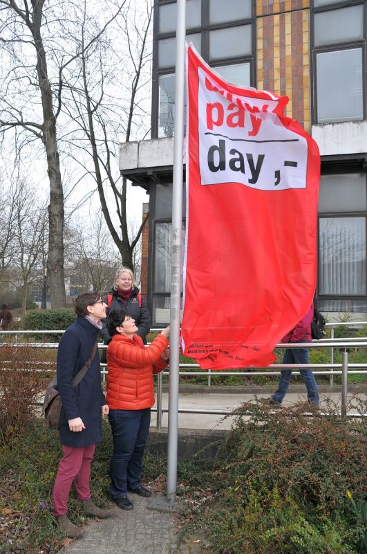 Equal-Pay-Day 2017 am Helene-Weigel-Platz: Hissen der Fahne