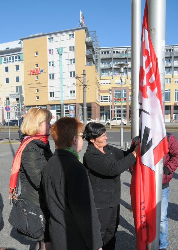 Equal-Pay-Day 2018 - Flagge zeigen vor dem Rathaus - Hissen der Fahne