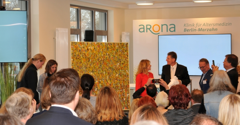 Eröffnung ARONA Klinik für Altersmedizin Berlin-Marzahn - Prof. Axel Ekkernkamp vom ukb übergibt ein Bild